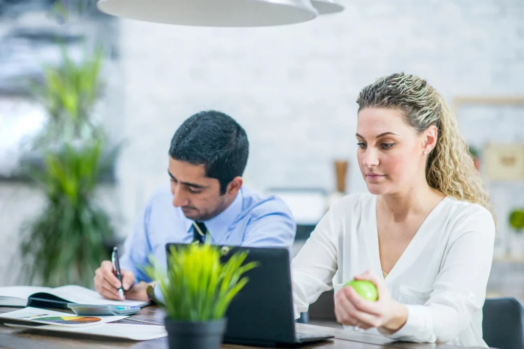 A mikroszünetek nem pihenőidők, hanem idegrendszeri resetek, amelyek visszaállítják a figyelmi sávot.